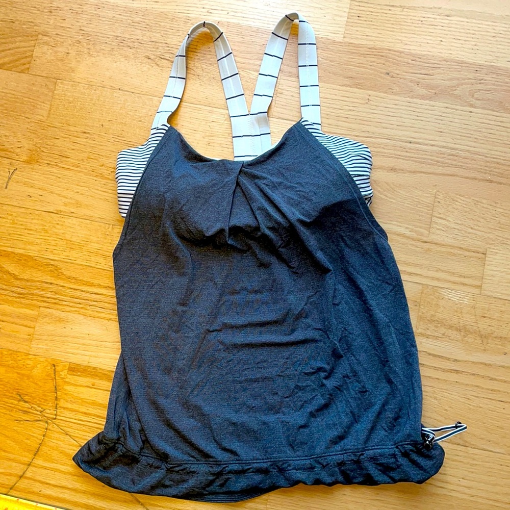 Lululemon size 6. Sports bra and tank.